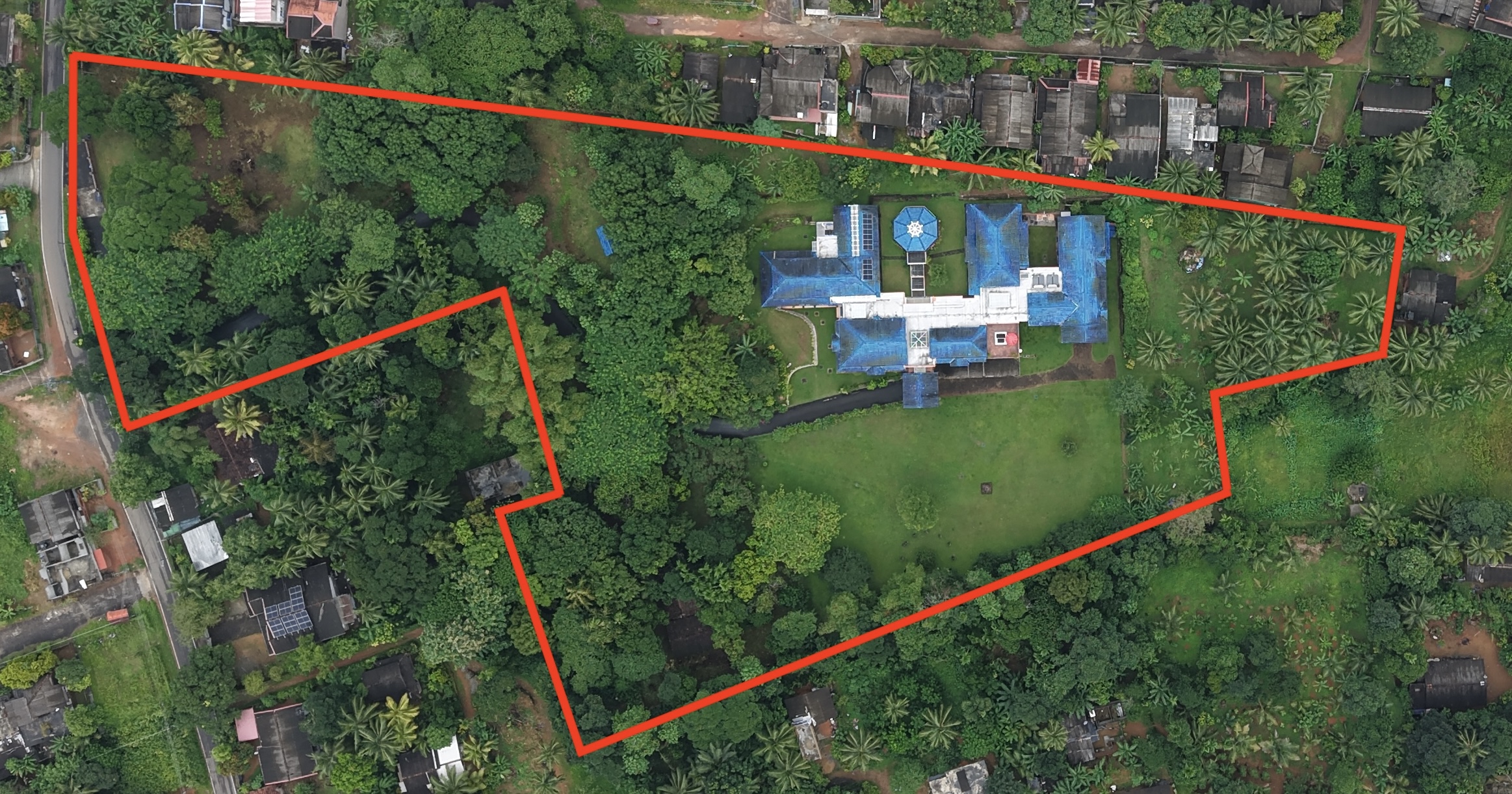 Aerial view of Oasis Estate with property boundary across 4.6 acres of grounds